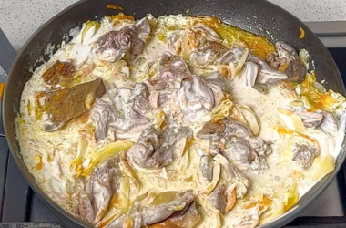 Куриная печень в сметанном соусе на сковороде