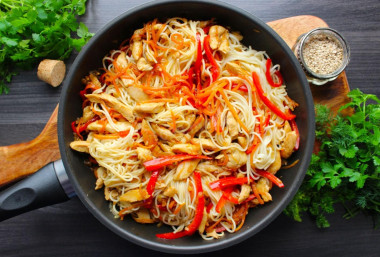 Лапша удон с курицей соусом терияки и овощами