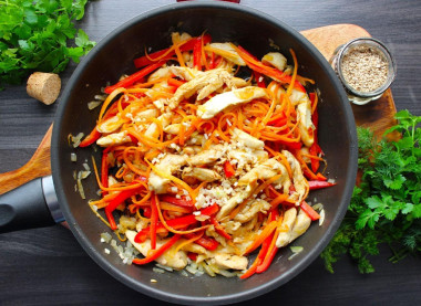 Лапша удон с курицей соусом терияки и овощами
