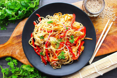 Лапша удон с курицей соусом терияки и овощами