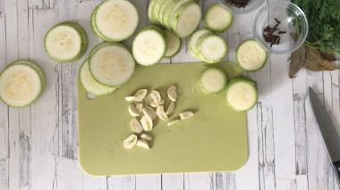 Маринованные кабачки кружочками на зиму в банке