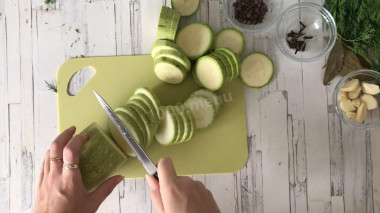 Маринованные кабачки кружочками на зиму в банке
