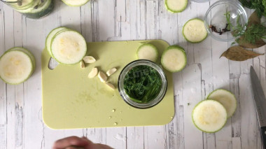 Маринованные кабачки кружочками на зиму в банке