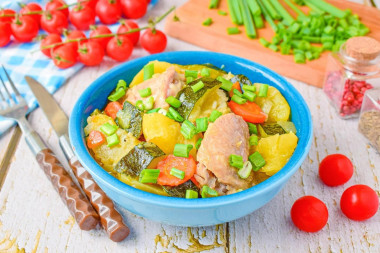 Овощное рагу с курицей и кабачками