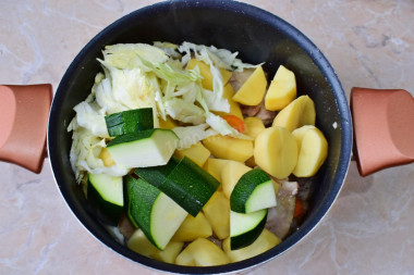 Овощное рагу с курицей и кабачками