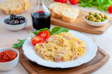 Паста карбонара с беконом и сливками классическая