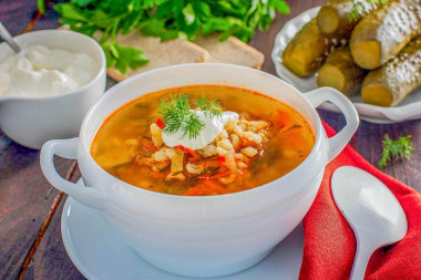 Рассольник классический с перловкой и солеными огурцами
