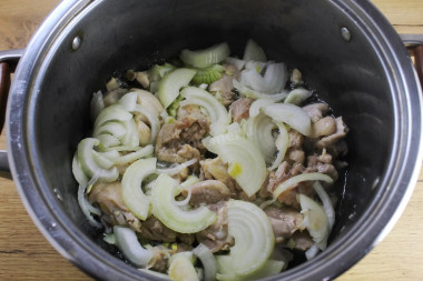 Рассыпчатый плов с курицей в кастрюле на плите