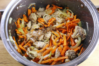 Рассыпчатый плов с курицей в кастрюле на плите