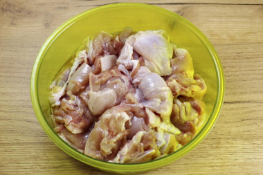 Рассыпчатый плов с курицей в кастрюле на плите