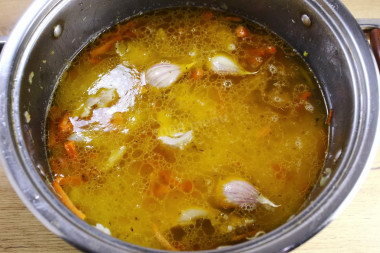 Рассыпчатый плов с курицей в кастрюле на плите