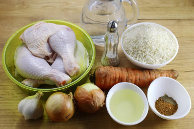 Рассыпчатый плов с курицей в кастрюле на плите