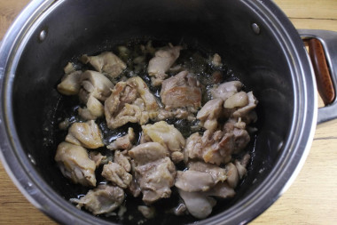 Рассыпчатый плов с курицей в кастрюле на плите
