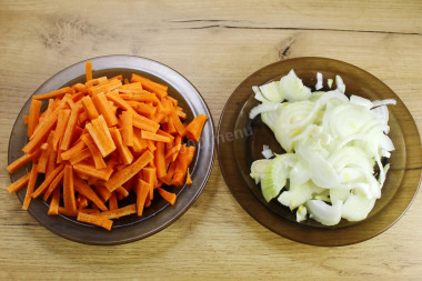 Рассыпчатый плов с курицей в кастрюле на плите