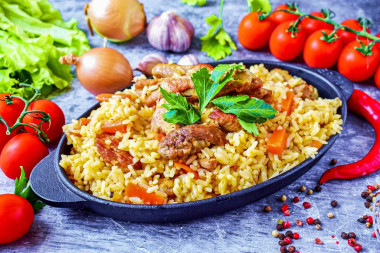 Рассыпчатый плов со свининой в сковороде