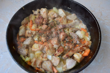 Рассыпчатый плов со свининой в сковороде