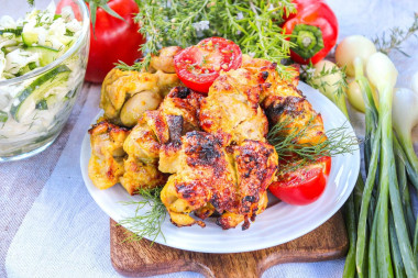 Сочный шашлык из курицы на мангале