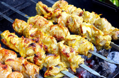 Сочный шашлык из курицы на мангале
