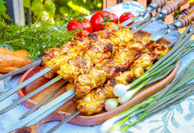 Сочный шашлык из курицы на мангале