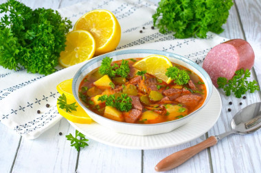 Солянка с копченой колбасой
