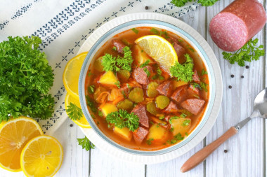 Солянка с копченой колбасой