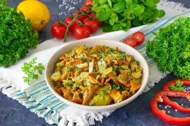 Жареная картошка с лисичками и луком на сковороде