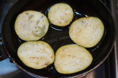 Жареные баклажаны с помидорами и чесноком
