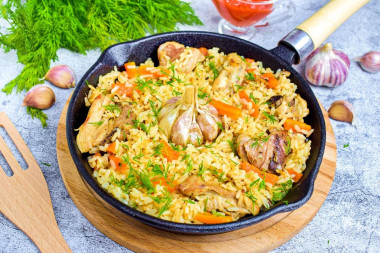 Ароматный рассыпчатый плов с курицей на сковороде