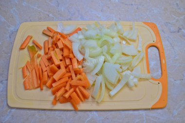 Ароматный рассыпчатый плов с курицей на сковороде