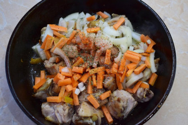 Ароматный рассыпчатый плов с курицей на сковороде