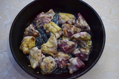 Ароматный рассыпчатый плов с курицей на сковороде