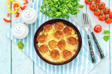 Фрикадельки с картошкой со сметаной в духовке