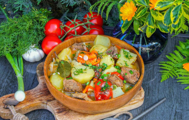 Говядина с картошкой в казане на костре тушеная