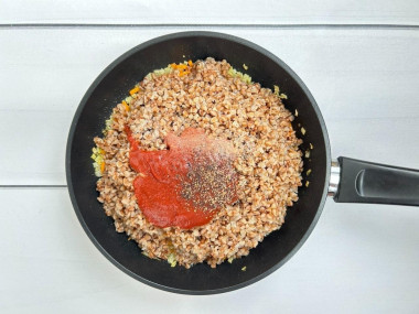 Гречка с томатной пастой