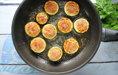 Кабачки с фаршем на сковороде кружочками