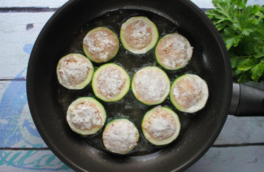 Кабачки с фаршем на сковороде кружочками