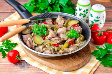 Куриная печень с солеными огурцами на сковороде