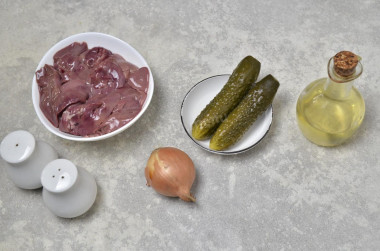 Куриная печень с солеными огурцами на сковороде