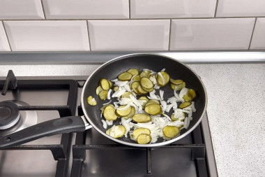 Куриная печень с солеными огурцами на сковороде