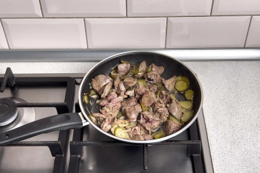 Куриная печень с солеными огурцами на сковороде
