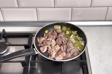 Куриная печень с солеными огурцами на сковороде