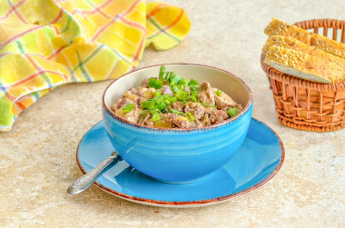 Куриная печень в сметане с луком на сковороде
