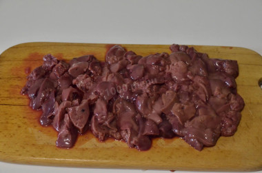 Куриная печень в сметане с луком на сковороде