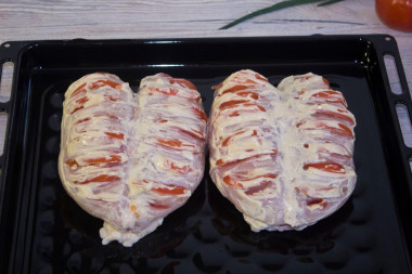 Куриные грудки с помидорами и сыром в духовке