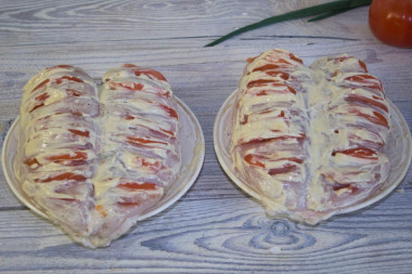 Куриные грудки с помидорами и сыром в духовке