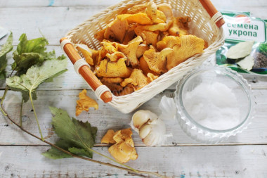Лисички на зиму в банках с чесноком и укропом