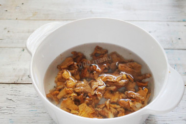 Лисички на зиму в банках с чесноком и укропом