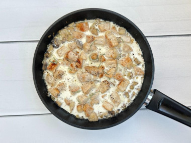 Мясо в сливочном соусе с грибами