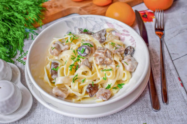Паста фетучини курица с грибами в сливочном соусе