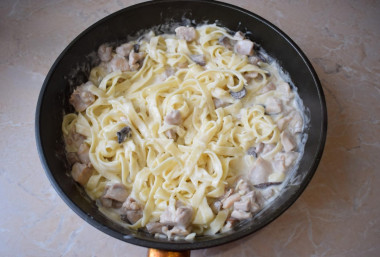 Паста фетучини курица с грибами в сливочном соусе